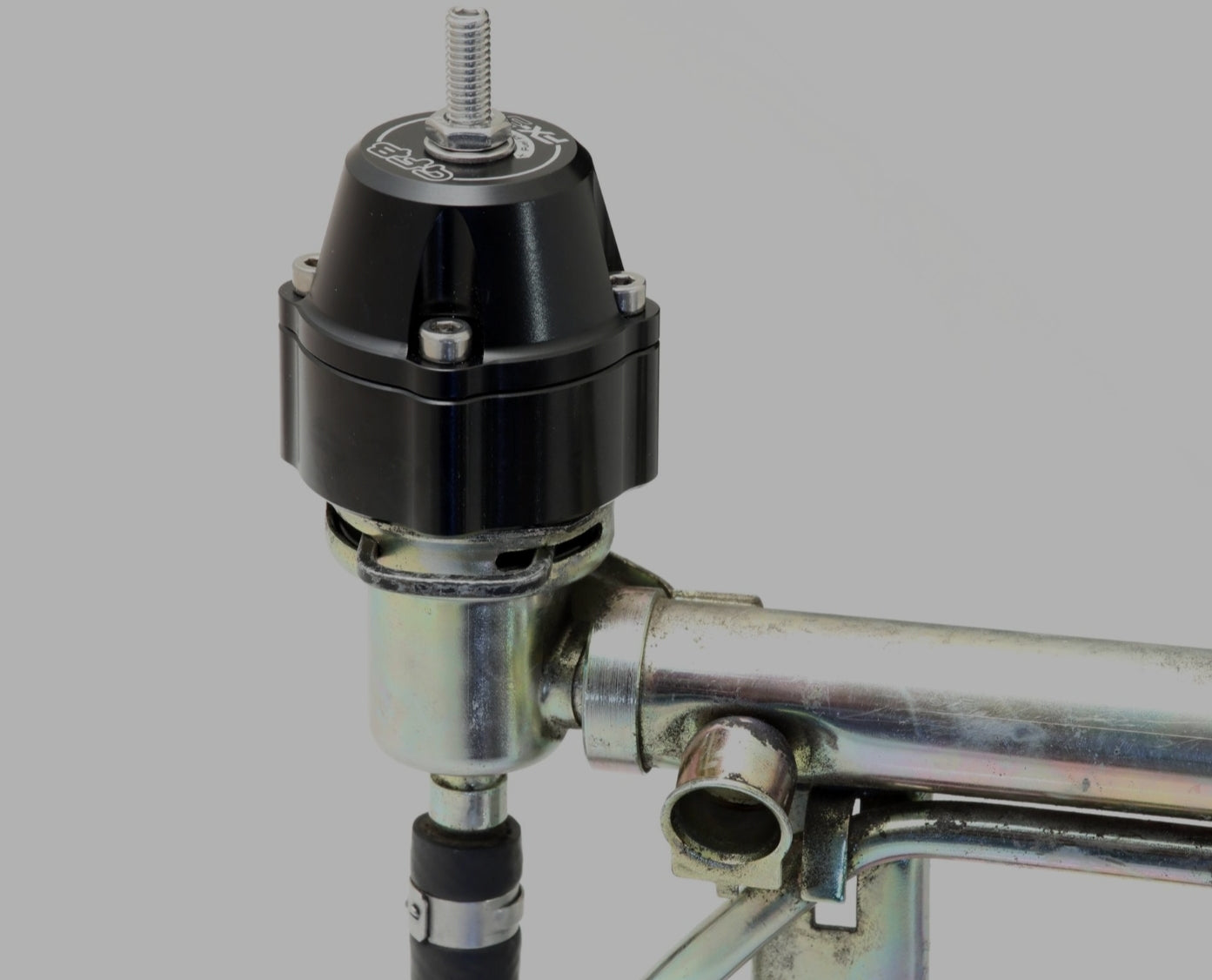 GFB 8051 FX-S FUEL PRESSURE REGULATOR (BOSCH RAIL MOUNT REPLACEMENT)